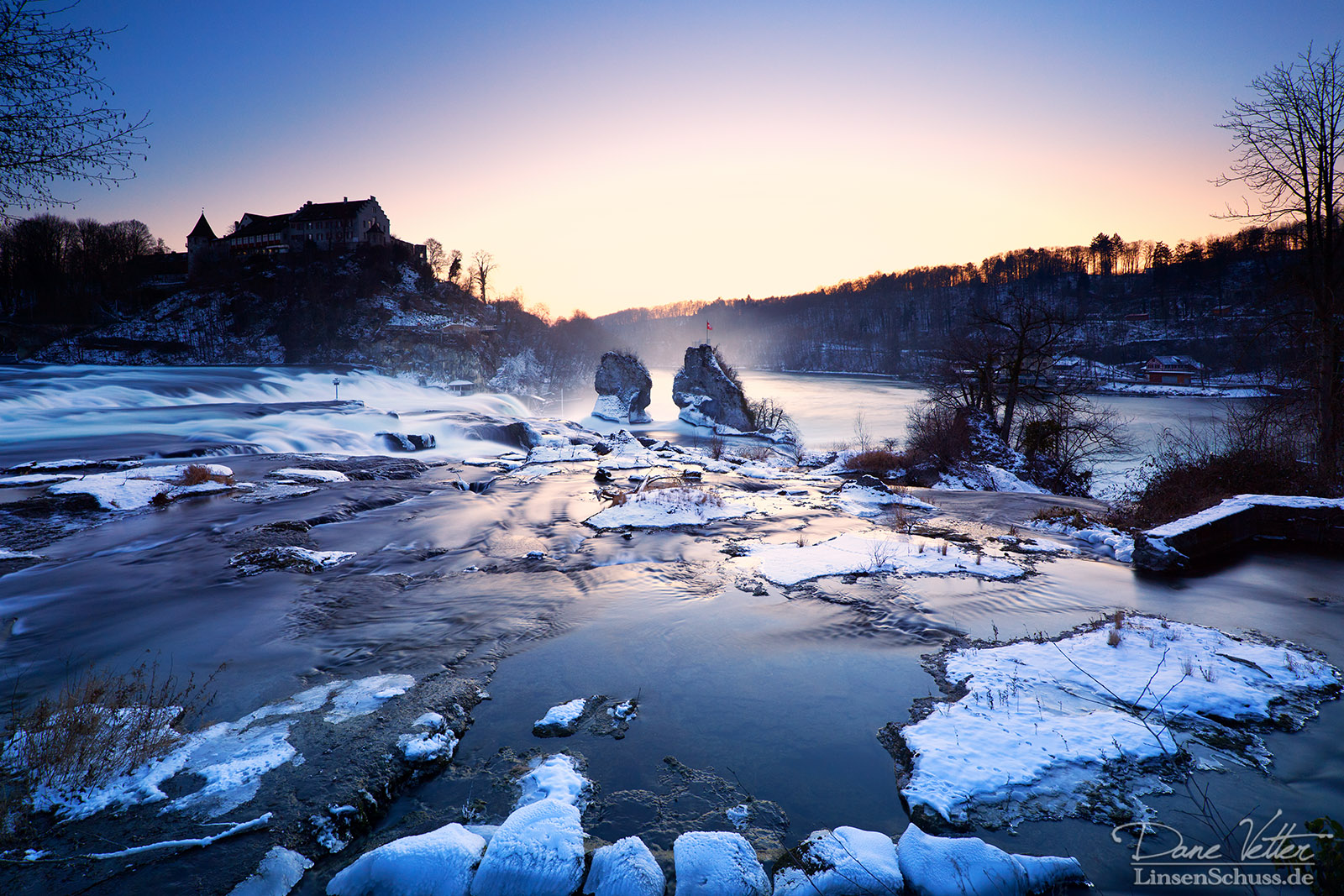 Der eisige Rheinfall im Abendlicht